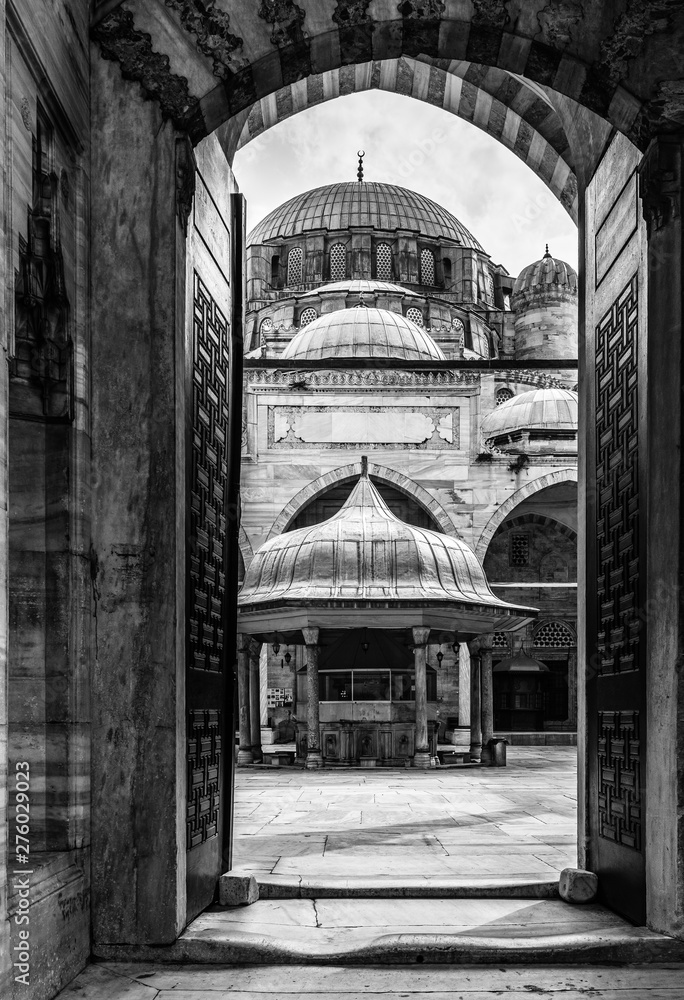 Φωτογραφία Black and white view of Sehzade Mosque courtyard from the entrance door, Istanbu