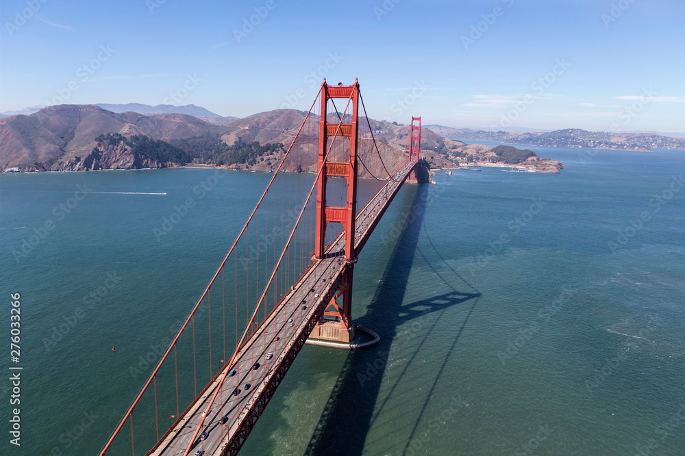 Fototapeta Widok z lotu ptaka na most Golden Gate i zatokę San Francisco na malowniczym wybrzeżu Kalifornii.