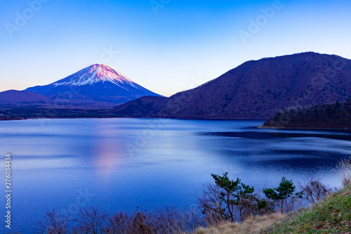 富士山夕景、山梨県身延町本栖湖にて © photop5