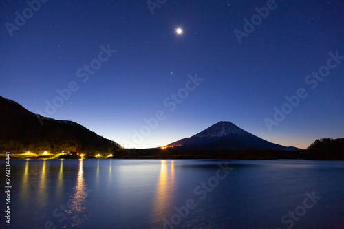 夜明けの富士山、山梨県富士河口湖町精進湖にて