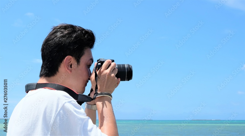 Obraz premium カメラを構える男性