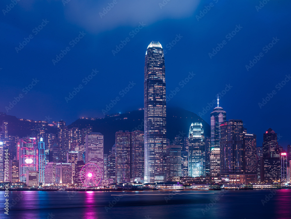 Fototapeta premium Hong Kong skyline at night with lights from the building.