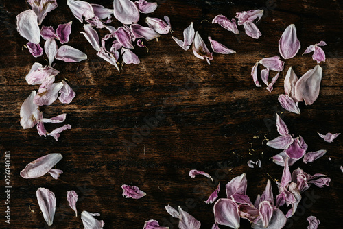 Canvas-taulu Closeup of scattered wilted petals on wooden background