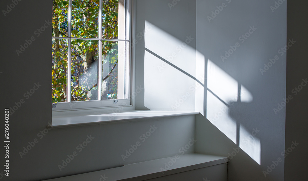 Obraz premium White empty wall with window shadow , perspective