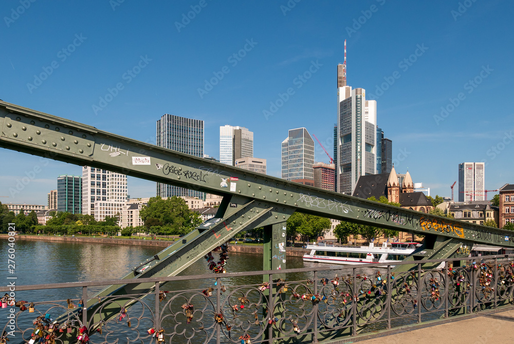 Naklejka premium Iron footbridge over the Main