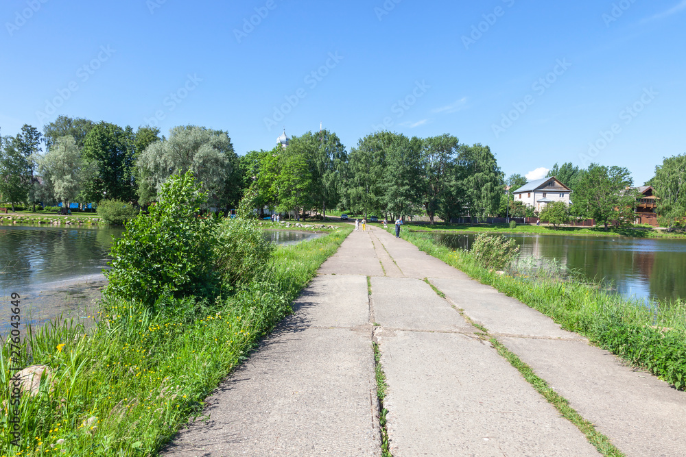 Valdayskoye Lake. The road to the berth
