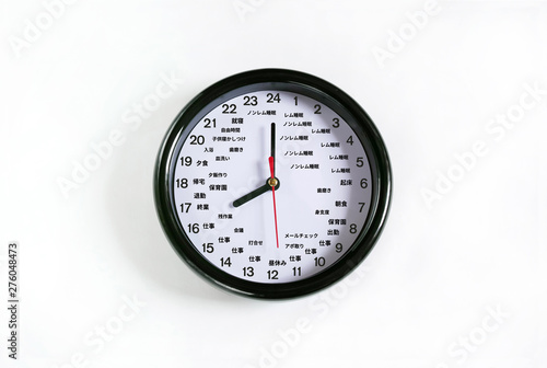 文字盤に日本語の時間割が書いてある24時間時計