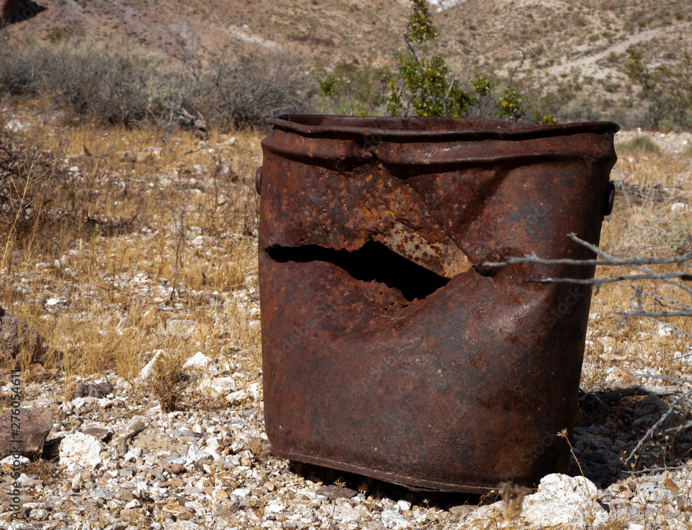 Obraz premium An old rusted gallon size tin can in the desert at the ghost town of Rhyolite, Nevada, USA.