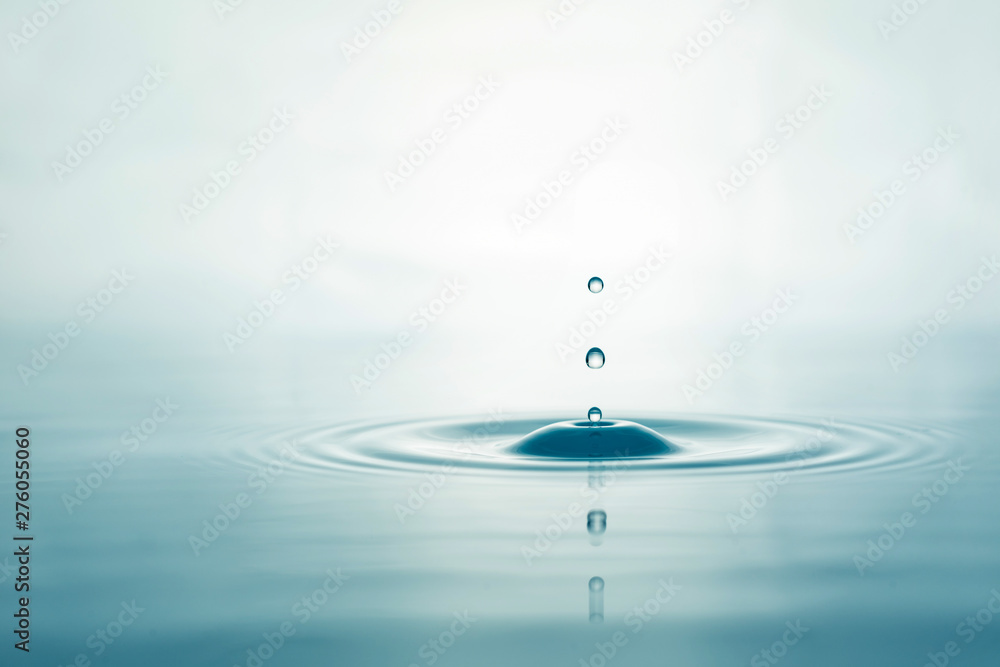 Water droplets on surface water background - obrazy, fototapety, plakaty 