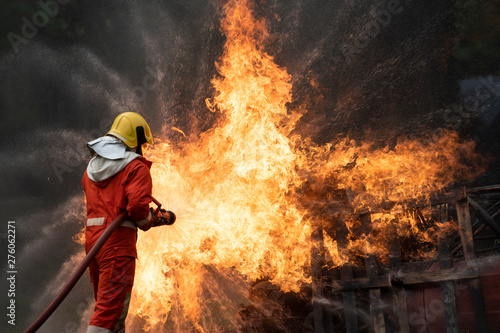 Foto firefighters spraying water in fire fighting operation, Fire and rescue training