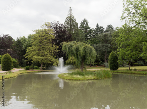 Parc floral et jardins publics du Massif Central de la ville de Lapalisse dans l'Allier photo