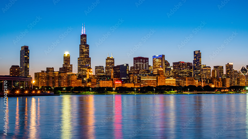 Fototapeta premium Panoramę Chicago wieczorem z jeziora Michigan - CHICAGO, ILLINOIS - 12 CZERWCA 2019