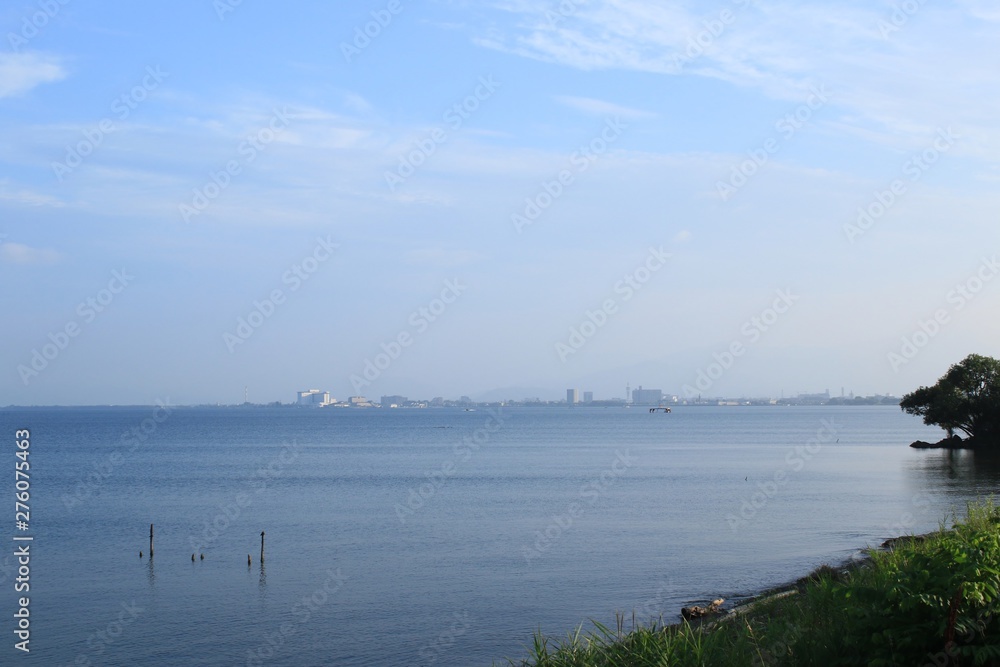 晴れた朝の琵琶湖の風景です