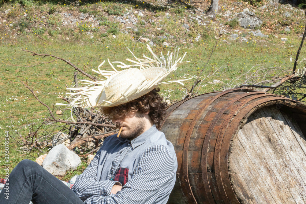 Homme faisant la sieste un chapeau sur la tête en pleine fête des vendanges  Stock Photo | Adobe Stock