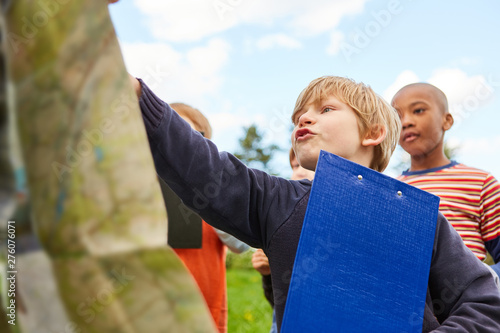 Kinder als Detektive auf einer Schnitzeljagd