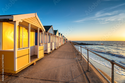 Canvas Print Colorful beach huts on the prom at Southwold