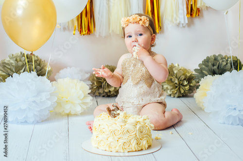 Canvas Print Little baby girl eating cake on her first birthday cakesmash party