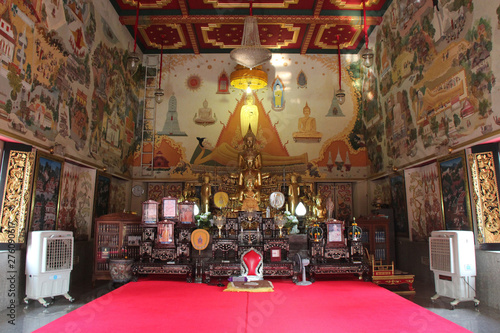 buddhist temple (wat intharavihan) in bangkok (thailand)