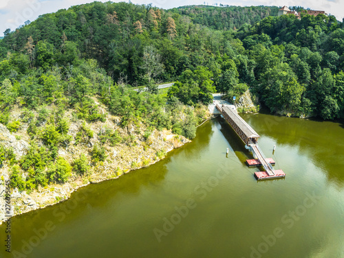 Die neue Schiffsanlegestelle bei dem Burg Veveri in Brno von oben, Tschechische Republik