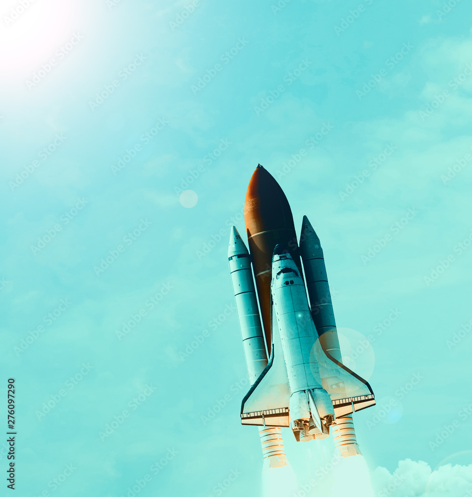 Obraz premium Spaceship Leaving Earth. Space craft taking off into deep space. Elements of this image furnished by NASA.