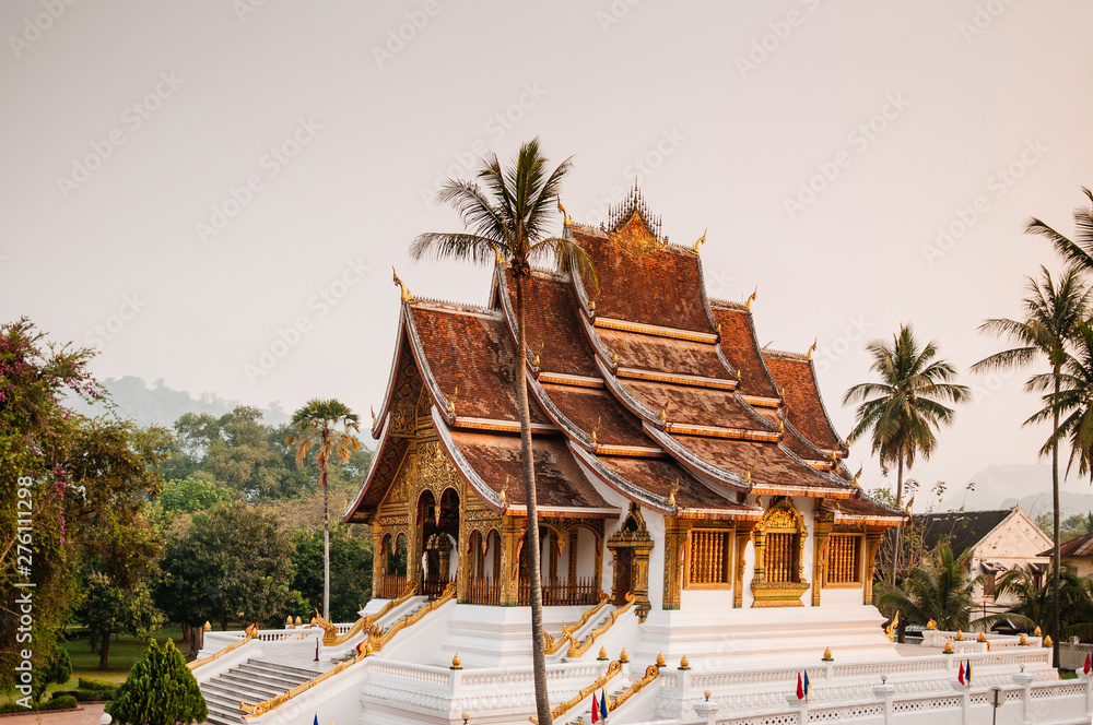 Obraz premium Luang Prabang Royal Palace Museum under coconut tree beautiful morning light