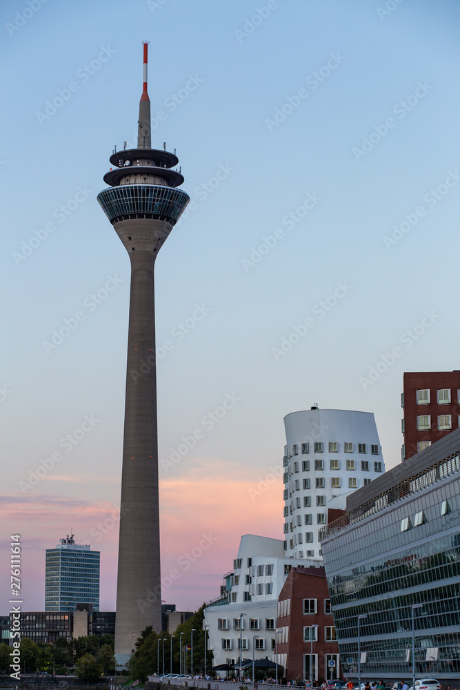 Obraz premium Sunset view on the Rheinturm in Düsseldorf