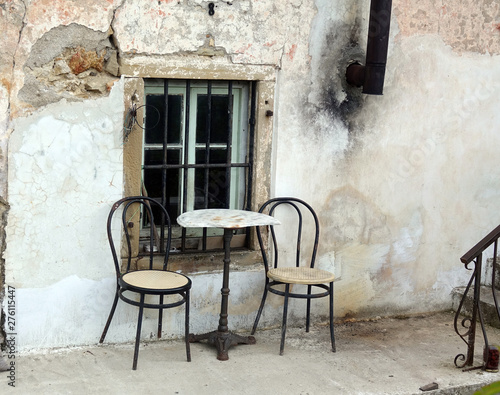 Tisch und Stühle auf Korfu