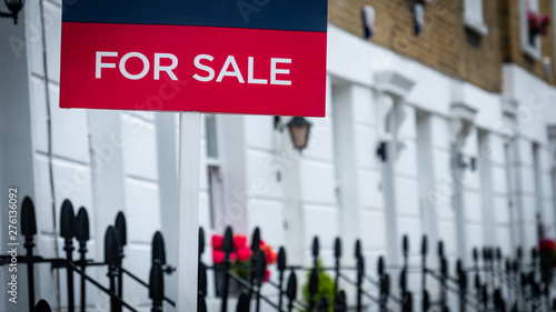 Obraz na plátně Estate agent 'For Sale' sign on British street