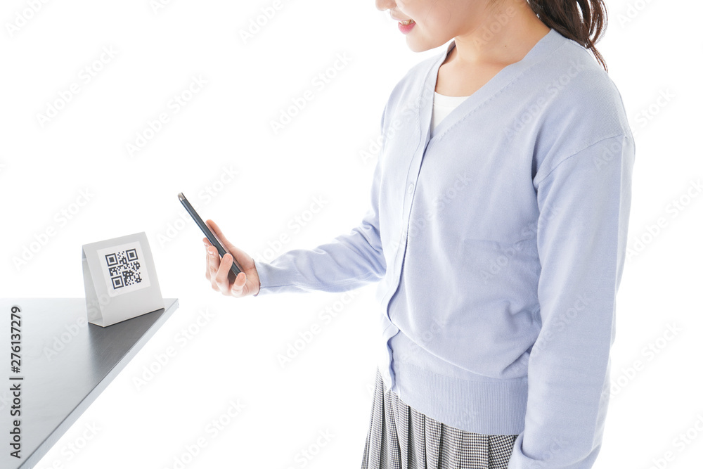 キャッシュレス決済をする若い女性 キャッシュレス決済をする若い女性