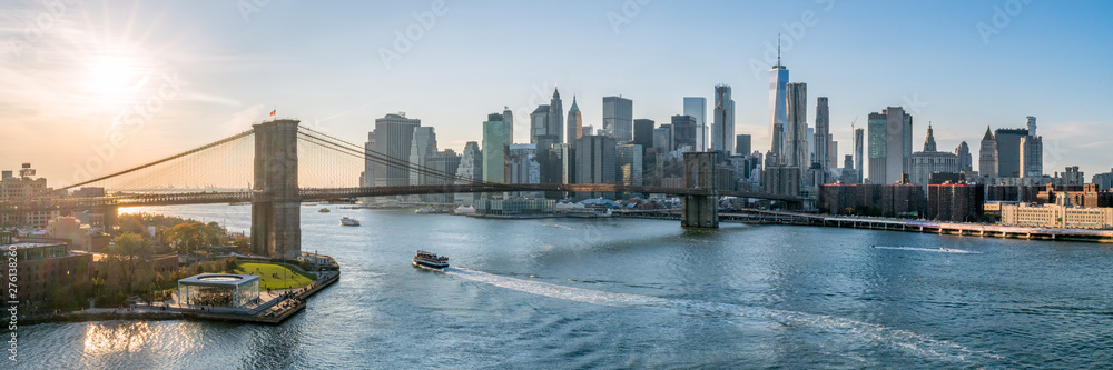 New York City skyline panorama at sunset with Brooklyn Bridge  - obrazy, fototapety, plakaty 