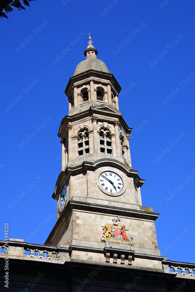 Der Uhrenturm auf dem Rathaus von Adelaide in Australien