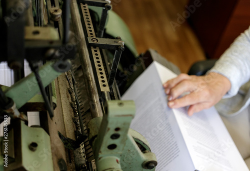 Machine for stitching book pages with threads in typography.
