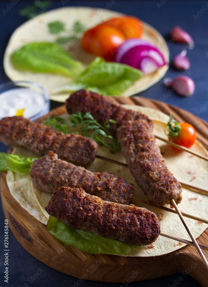 Kofta kebabs with pita bread, vegetables and yogurt sauce Kofta kebabs with pita bread, vegetables and yogurt sauce