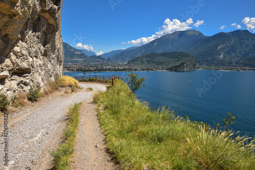 schöner Spazierweg, Höhenweg am Gardasee Ufer