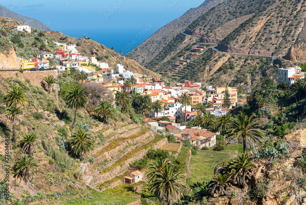 Obraz premium The valley of Vallehermoso, with terraced fields, date palms , agricultural economics, tourism and hiking trails in the north of the island of La Gomera