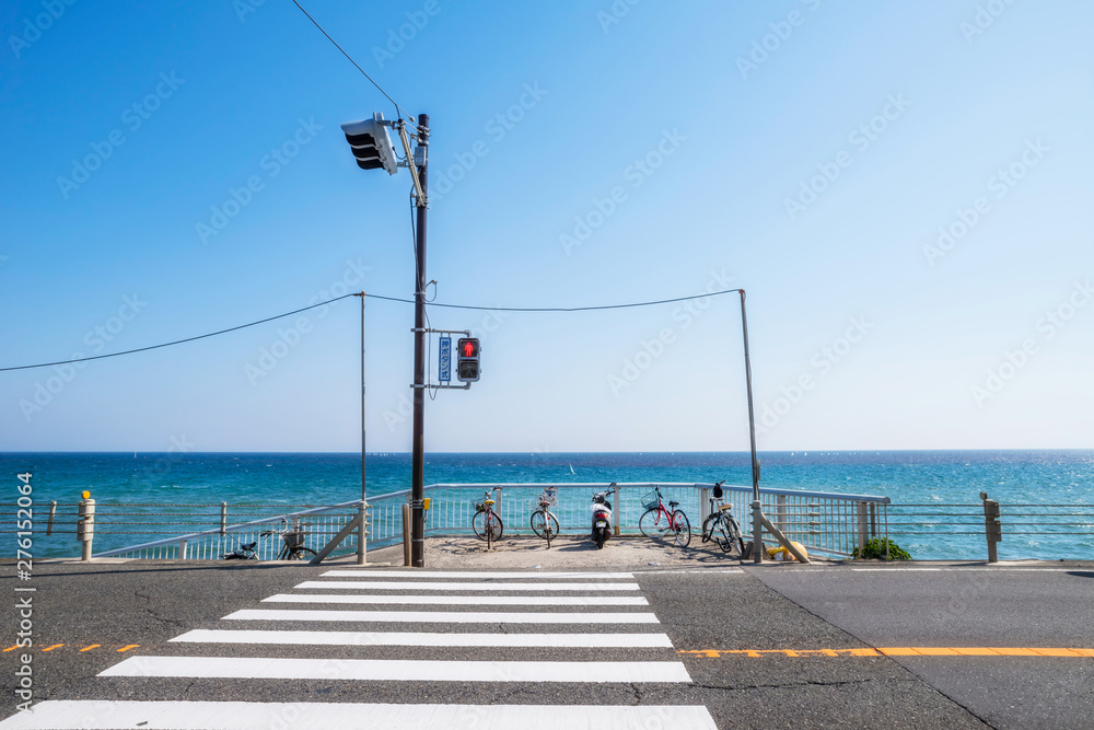 Obraz premium 湘南の海岸と横断歩道