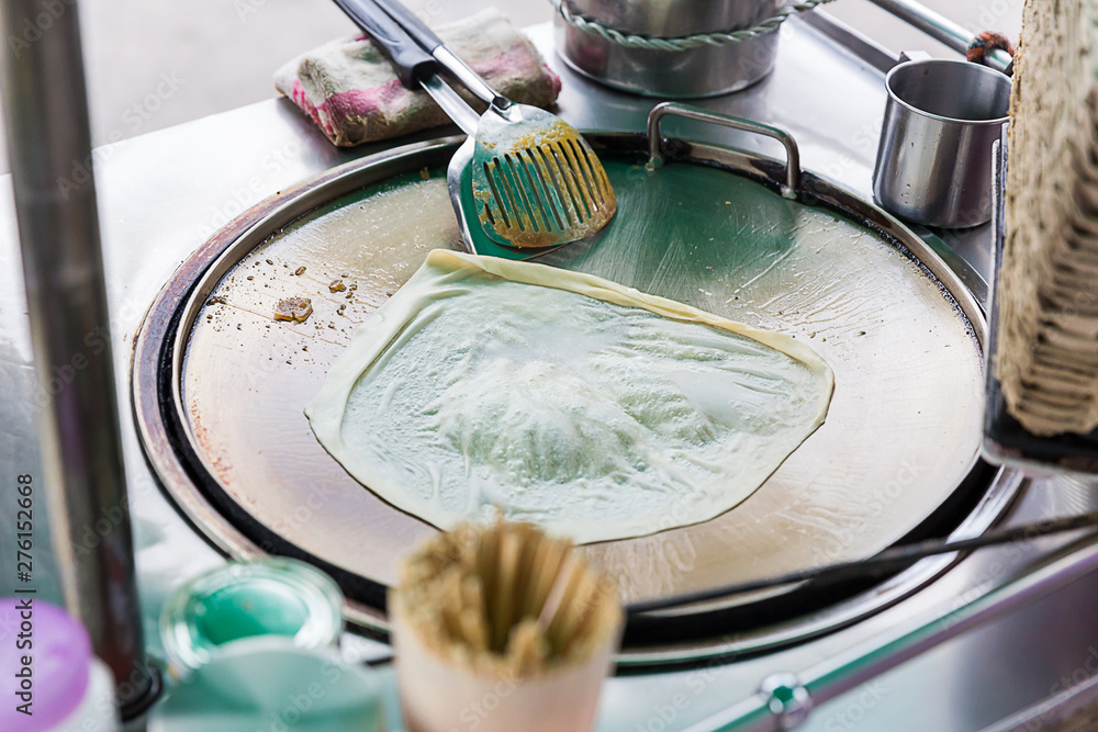 Fotografia do Stock: Roti Making, roti thresh flour by roti maker with ...