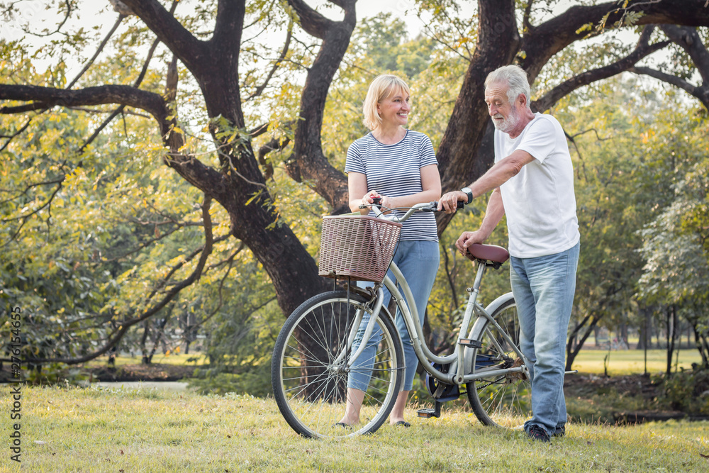 Obraz premium Couples elderly are bicycling together.