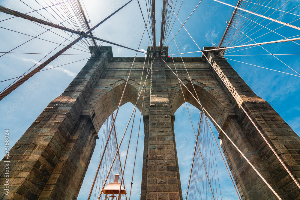 Obraz premium Brooklyn Bridge w Nowym Jorku, niski kąt widzenia, jasne tło nieba