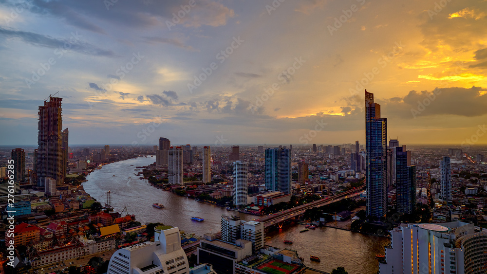 Fototapeta premium gród bangkok z rzeką w panoramę słońca