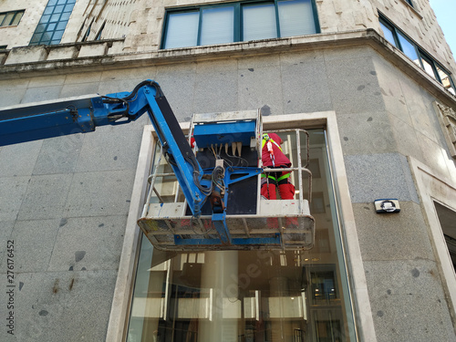 Obraz na płótnie limpia cristales sobre una grúa w salonie