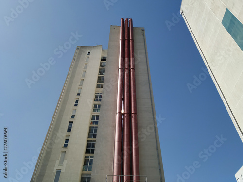 tuberia de calefacción en la fachada de un edificio alto