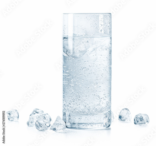 Obraz na płótnie Glass of cold sparkling water and ice