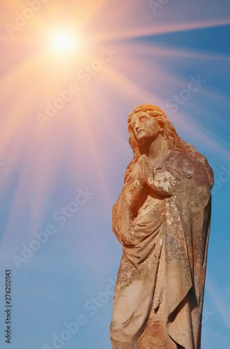Photographie Antique statue of Mary Magdalene praying. Fragment.