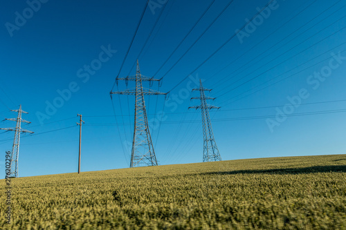 Energieversorgung durch Strommasten einer Überland Leitung