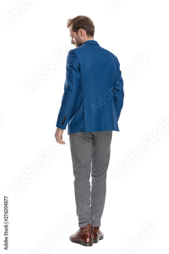 Foto Back view of thoughtful casual guy looking down