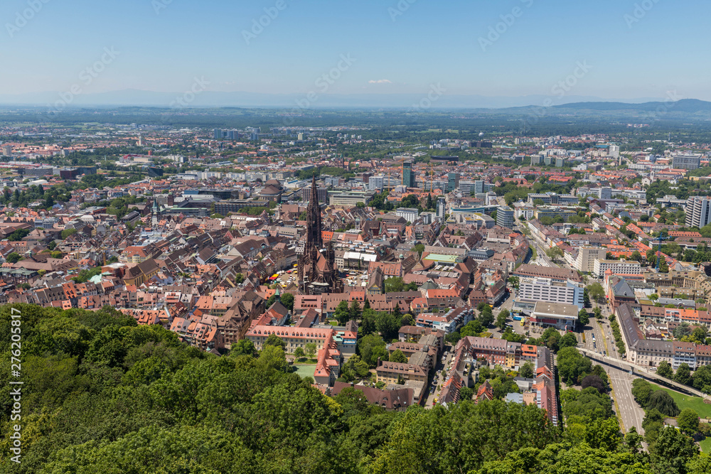 Blick über Freiburg im Schwarzwald vom Schloßberg