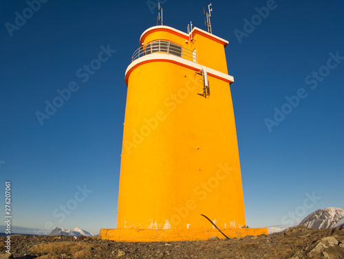 Ein gelber Leuchtturm an der Küste von Island photo