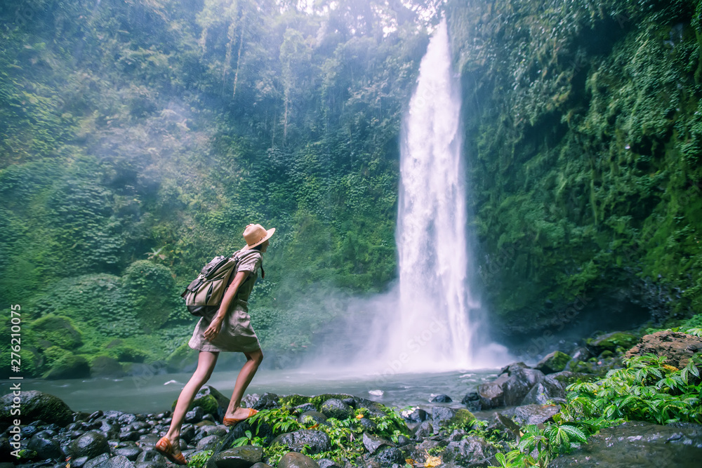 Obraz premium Woman near Nung Nung waterfal on Bali, Indonesia