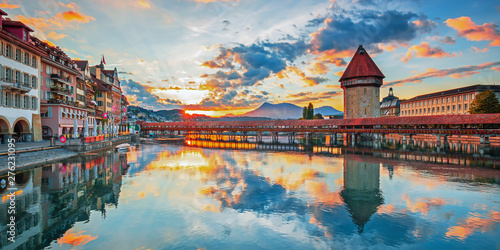 Foto Sunset in historic city center of Lucerne with famous Chapel Bridge and lake Luc